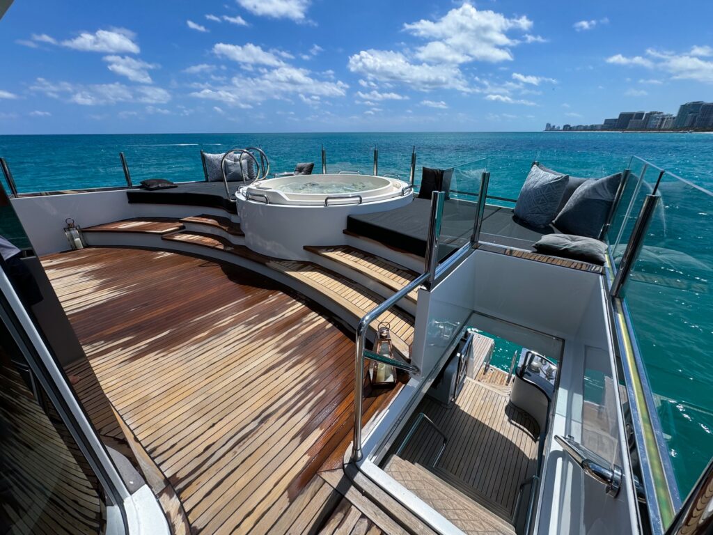 112ft “Privilege” Custom Motor Yacht | Miami Yacht Rental 💼 9 %MAlquiler de yates en Miami%
