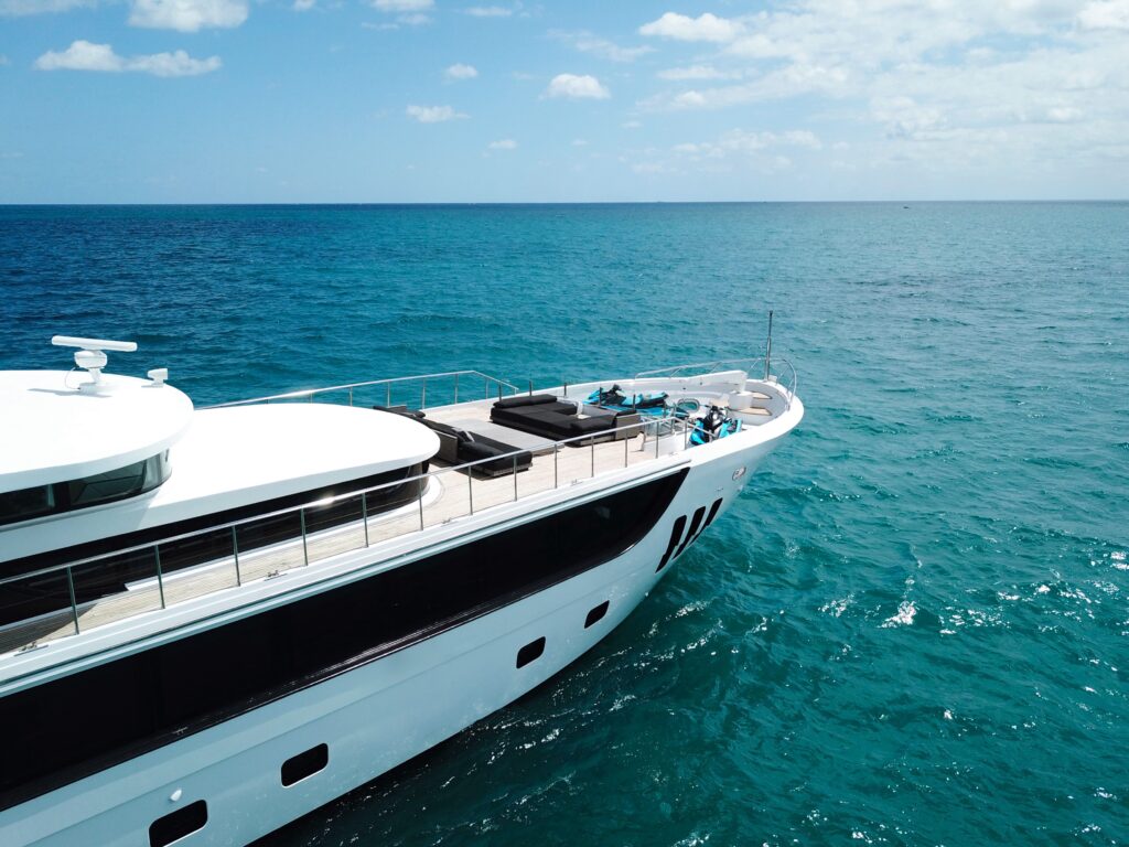 112ft “Privilege” Custom Motor Yacht | Miami Yacht Rental 💼 4 %MAlquiler de yates en Miami%