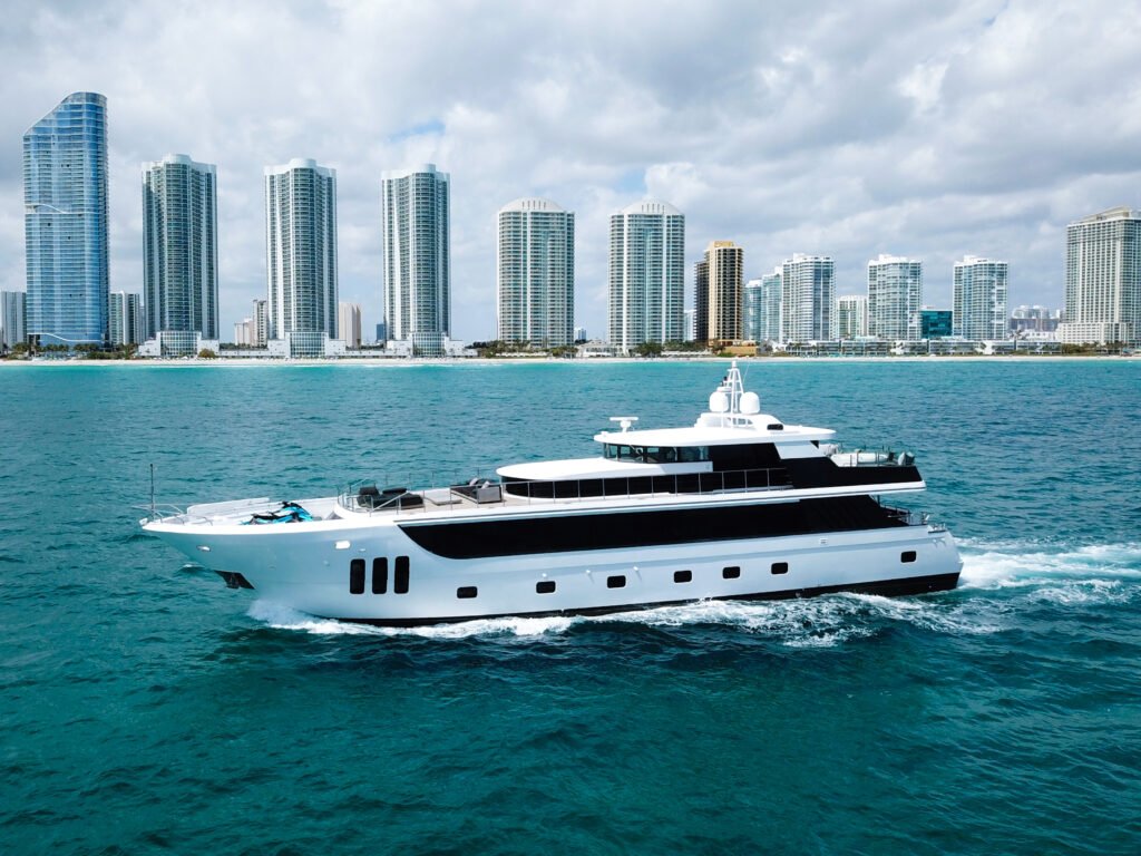 112ft “Privilege” Custom Motor Yacht | Miami Yacht Rental 💼 3 %MAlquiler de yates en Miami%