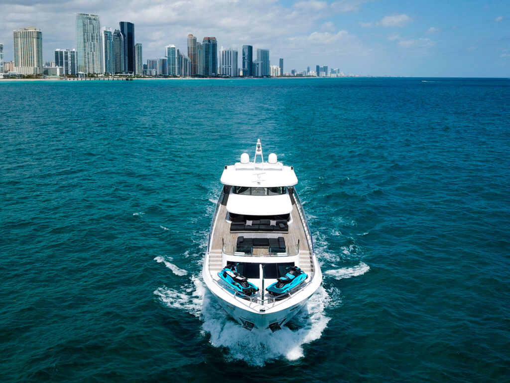 112ft “Privilege” Custom Motor Yacht | Miami Yacht Rental 💼 2 %MAlquiler de yates en Miami%