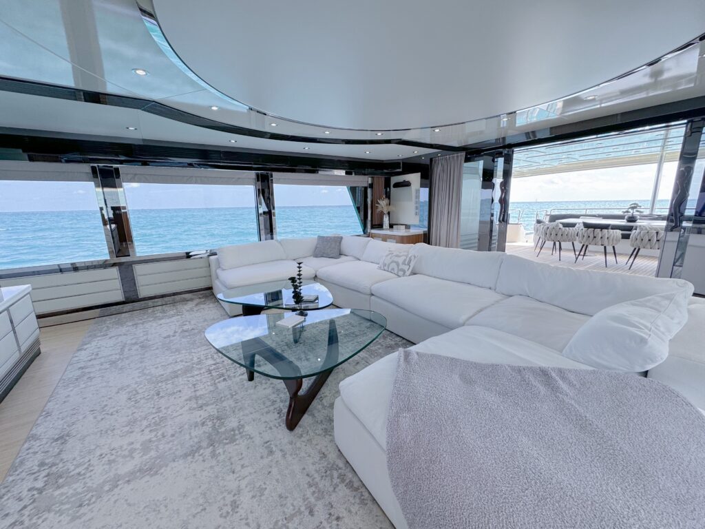 112ft “Privilege” Custom Motor Yacht | Miami Yacht Rental 💼 6 %MAlquiler de yates en Miami%