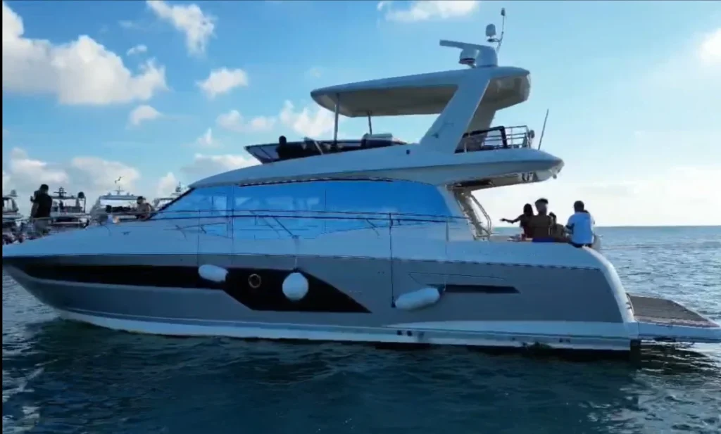 65ft Prestige “La Dolce Vita II” (2022) Alquiler de Yates - Venetian Marina 🔥 | Hora libre 1 %MAlquiler de yates en Miami%