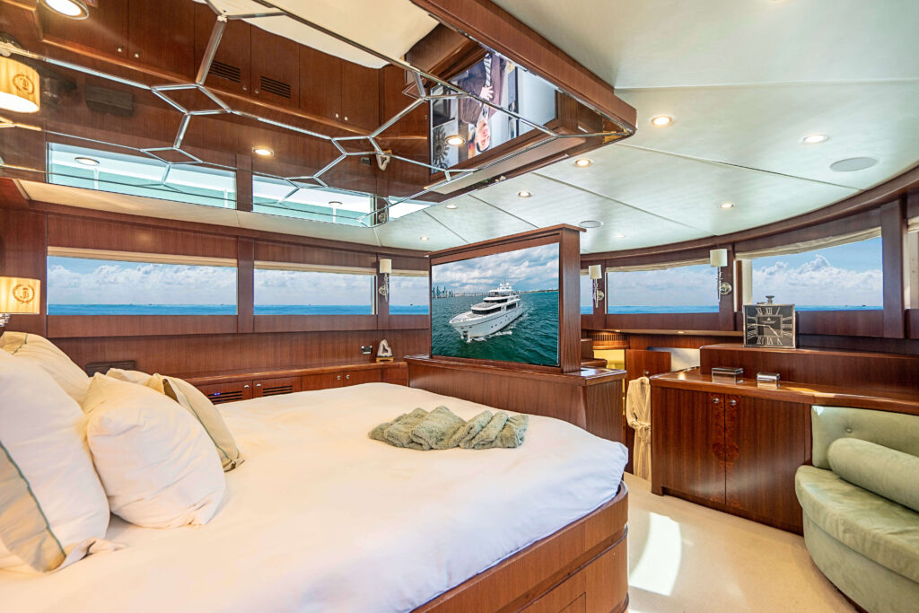 103ft Johnson Alquiler de Yates de Lujo | Miami Beach 🛥️ 5 %MAlquiler de yates en Miami%
