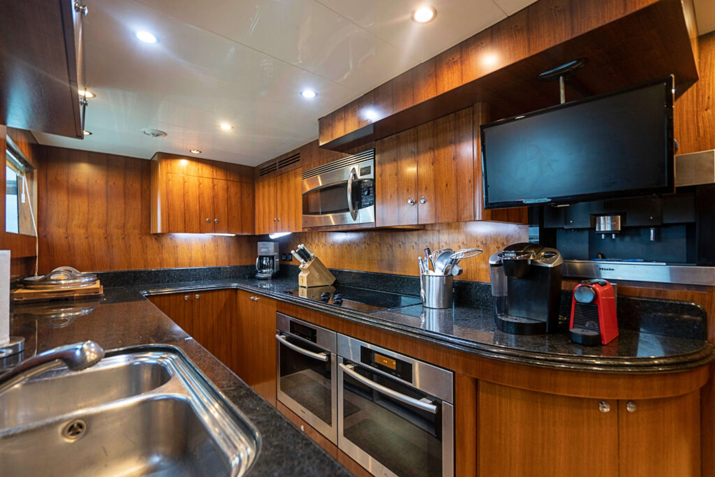 Alquiler de Yate de Lujo Johnson de 103 pies | Miami Beach 🛥️ 9 %MAlquiler de yates en Miami%