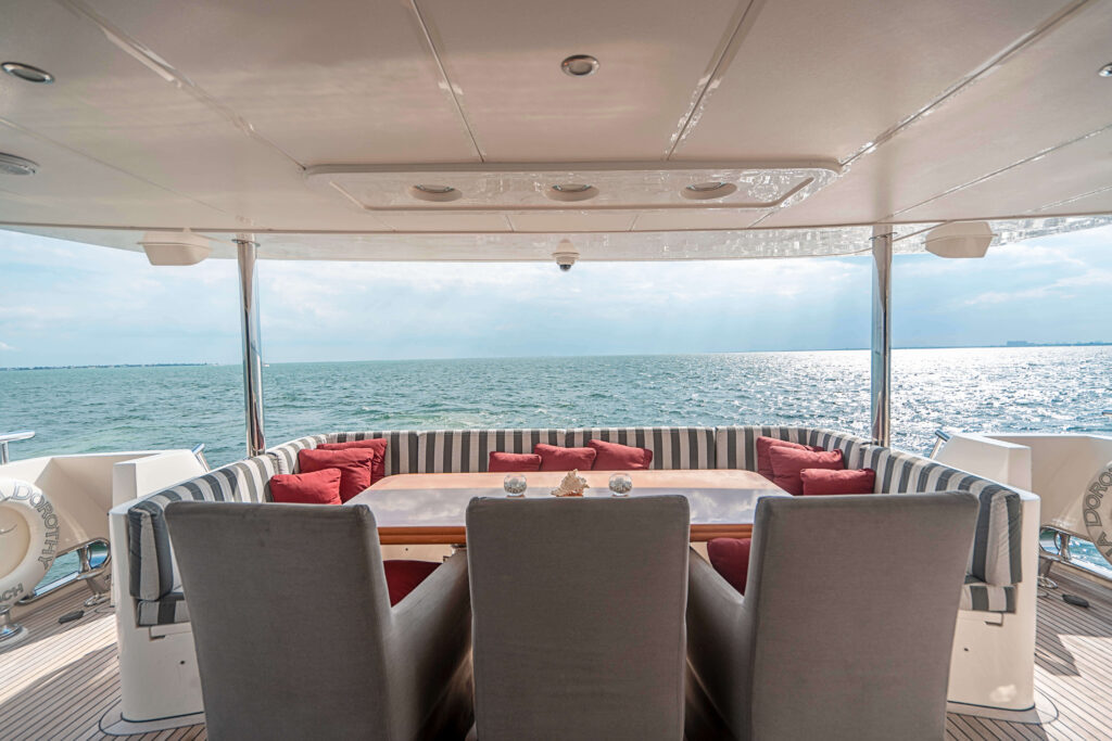 103 pies yate de lujo Johnson en alquiler | Miami Beach 🛥️ 10 %MAlquiler de yates en Miami%