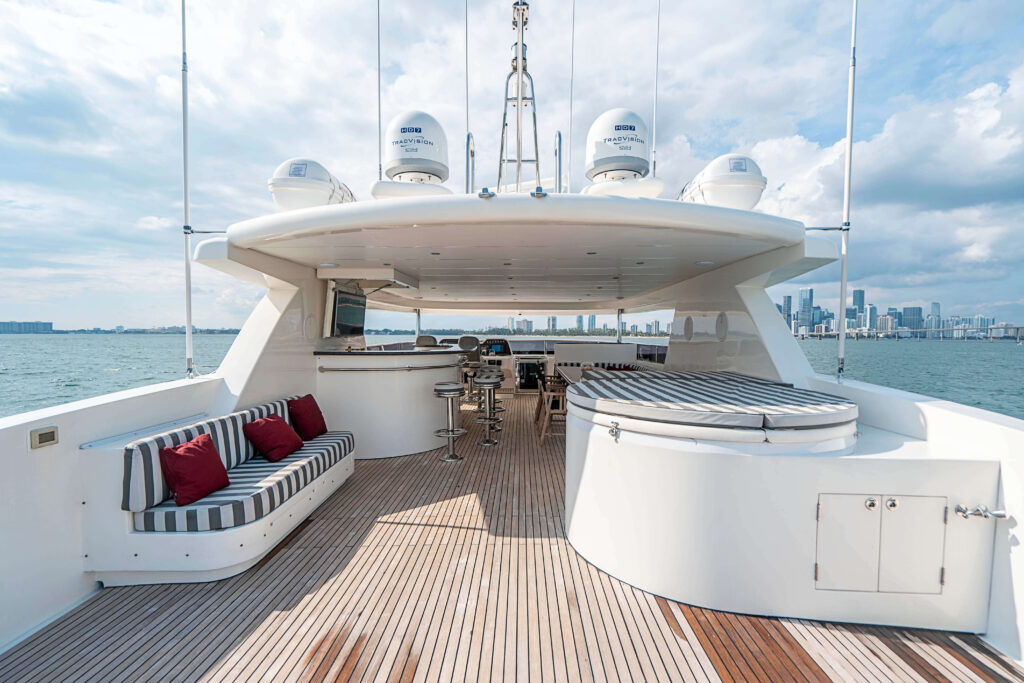 Yate de lujo Johnson de 103 pies en alquiler | Miami Beach 🛥️ 12 %MAlquiler de yates en Miami%