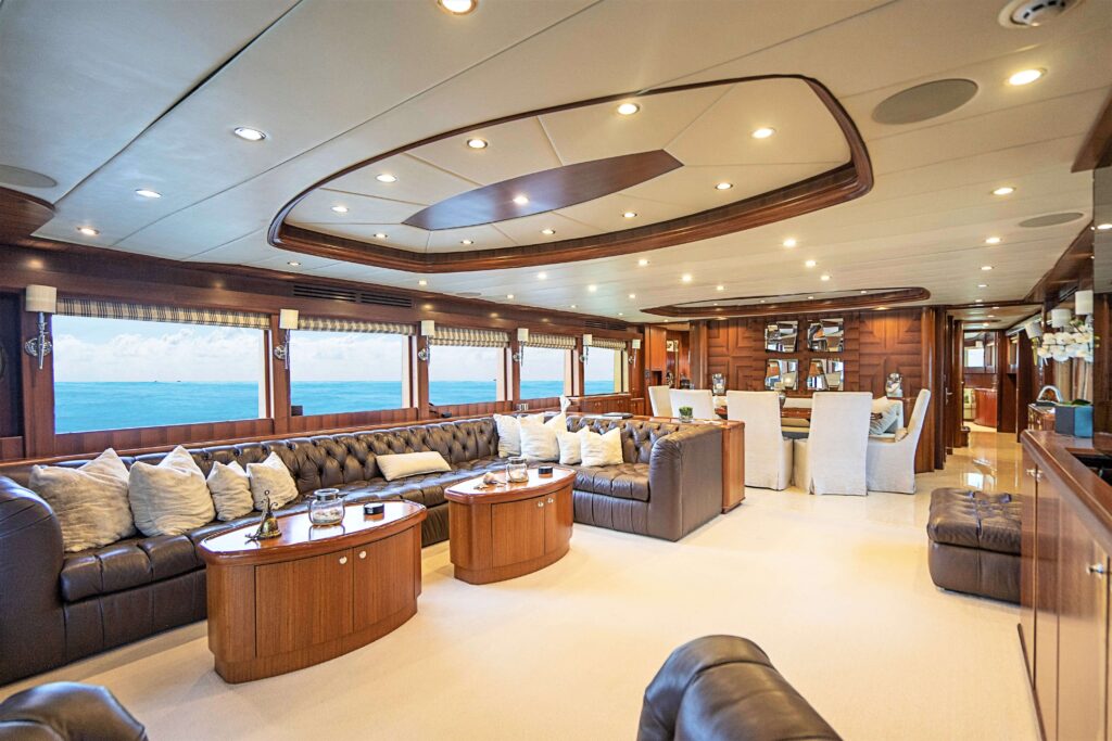 103ft Johnson Alquiler de Yates de Lujo | Miami Beach 🛥️ 4 %MAlquiler de yates en Miami%