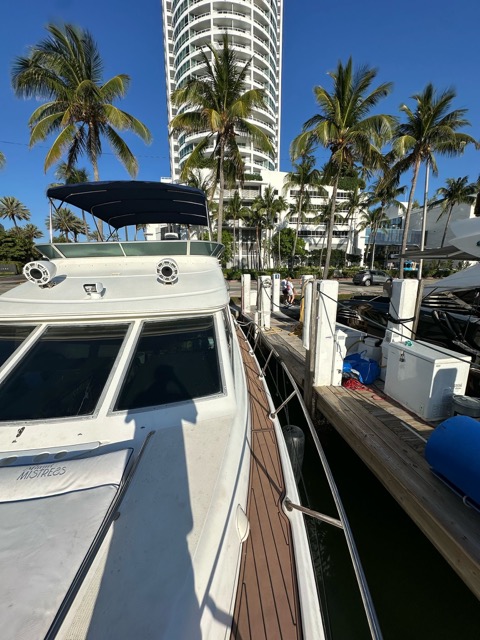 50ft Maxum “Miami Mistress” Alquiler de Yates 🥂 | Party Yacht Experiencia de $900 6 %MAlquiler de yates en Miami%