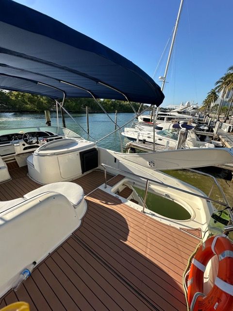 50ft Maxum “Miami Mistress” Alquiler de Yates 🥂 | Party Yacht Experiencia de $900 5 %MAlquiler de yates en Miami%
