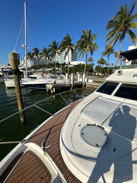 50ft Maxum “Miami Mistress” Alquiler de Yates 🥂 | Party Yacht Experience de $900 9 %MAlquiler de yates en Miami%