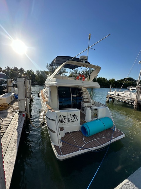 50ft Maxum “Miami Mistress” Alquiler de Yates 🥂 | Party Yacht Experiencia de $900 7 %MAlquiler de yates en Miami%