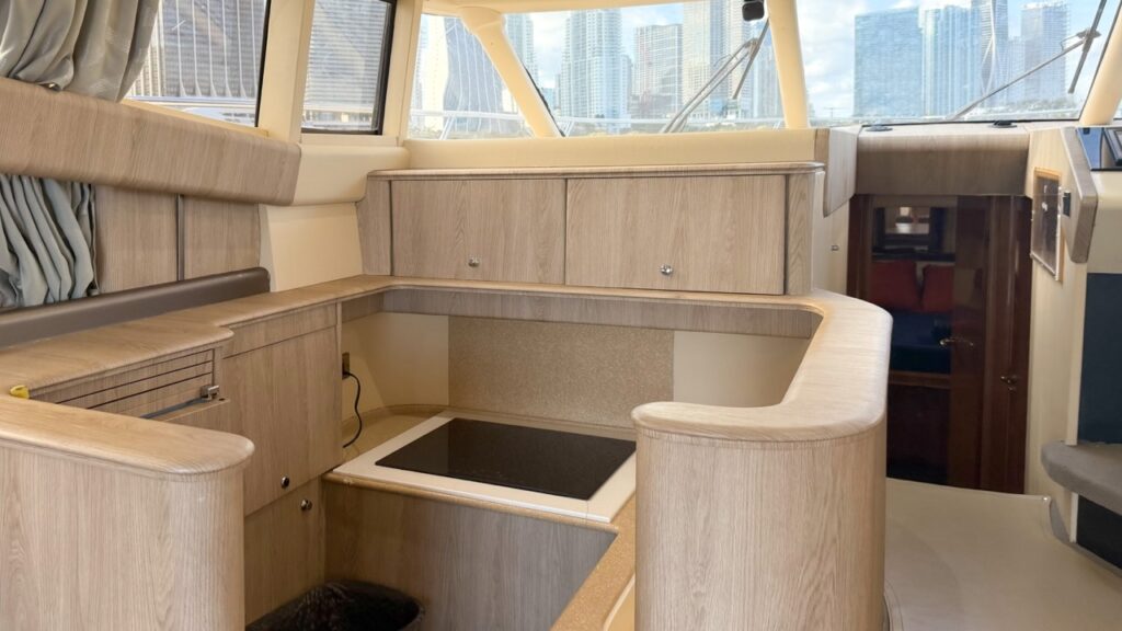60ft Viking Princess Yacht Rental Miami 👑 | Luxury Flybridge Experience desde $1,000 8 %MAlquiler de yates en Miami%