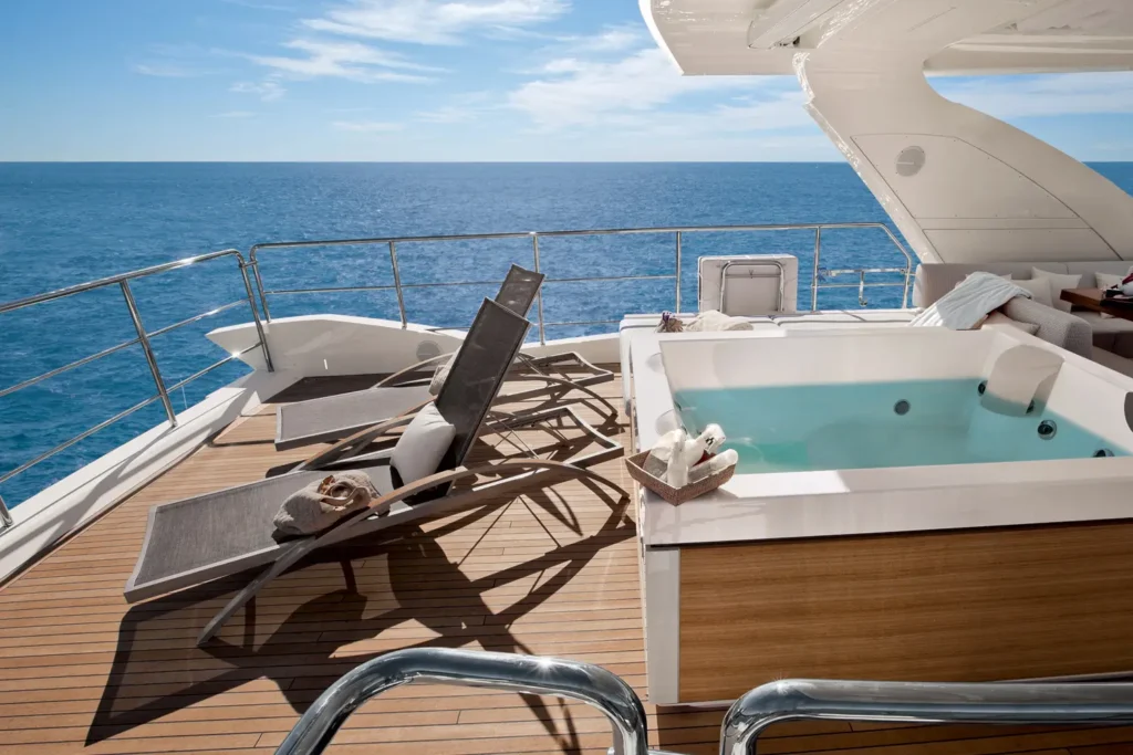 100ft Azimut – Luxury Yacht Charter | Turnberry Marina, Miami 8 %Miami Yacht Rentals%