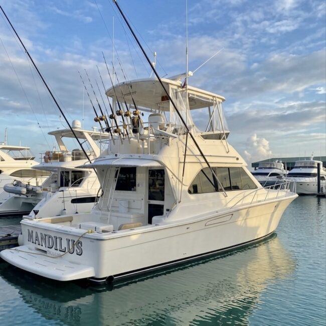 40ft Riviera “Mandilus” Panama yacht rental